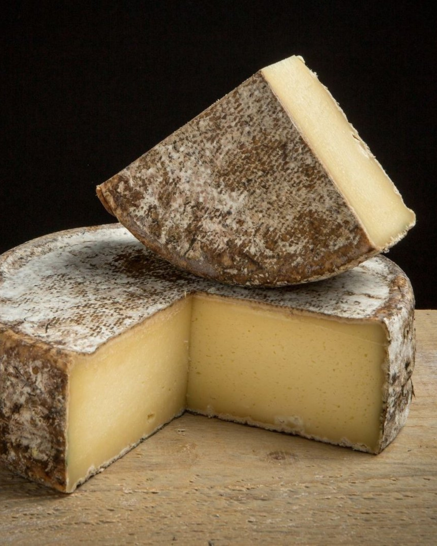 Tomme de Savoie – Tradición Alpina con Sabor Suave y Terroso 28,90€/Kg